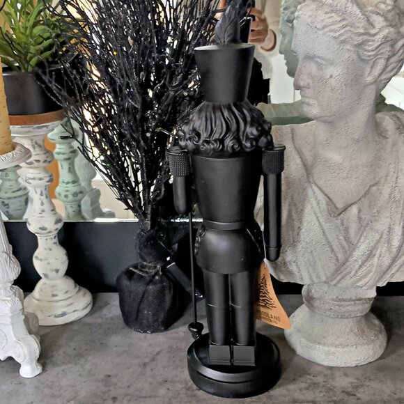 NEW! EXQUISITE MASSIVE 18 TALL NUTCRACKER - Picture 3 of 8